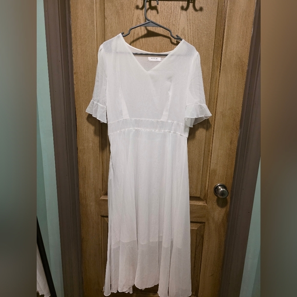 Elegant White Midi Dress with Ruffle Sleeves - Picture 1 of 5